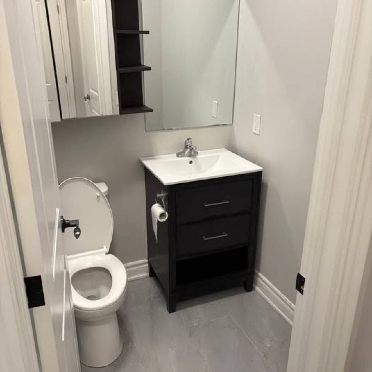 Foto 5 von 9: Privates Zimmer mit eigenen Einrichtungen im Apartment in Toronto