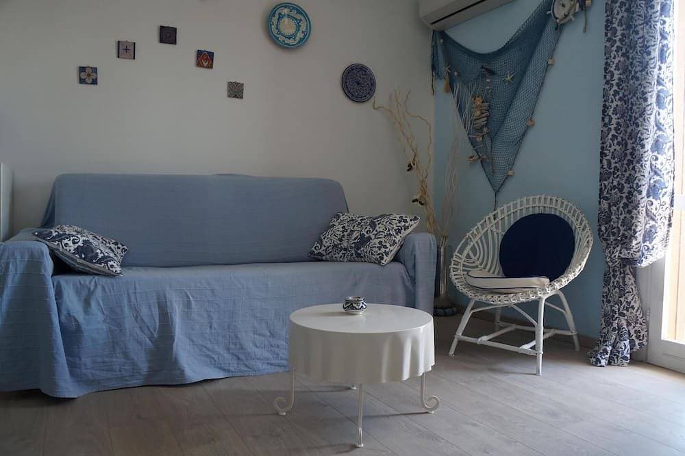 Foto 8 von 25: Schöne Wohnung in einer Villa, Privatstrand mit Sonnenschirmen und Liegen