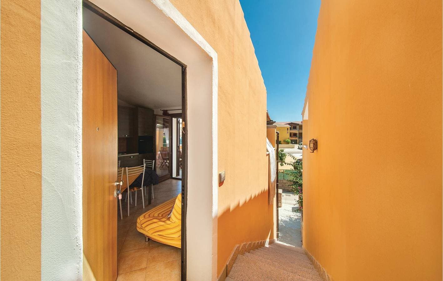 Foto 3 von 18: Gemütliche 1,5km Strand Wohnung: Terrasse, Küche, Kühlschrank
