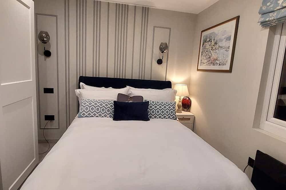 Foto 4 von 10: 10mins  drive from Terminal 5 & 35 mins train to London Waterloo