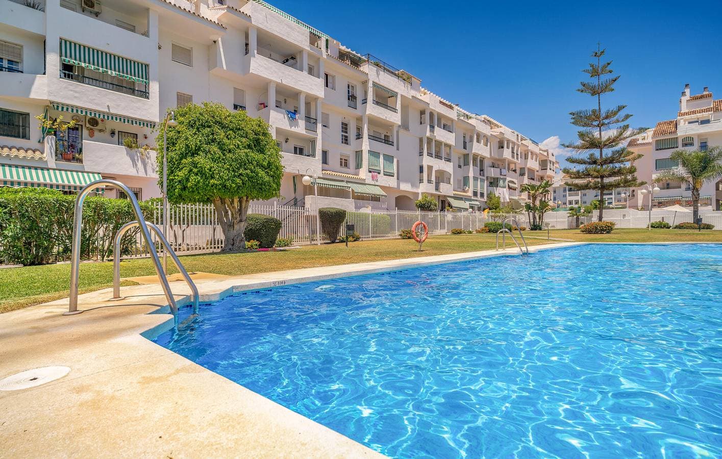 Luxus-Apartment mit Pool und Terrasse, 2,5 km von Playas del Duque entfernt 1