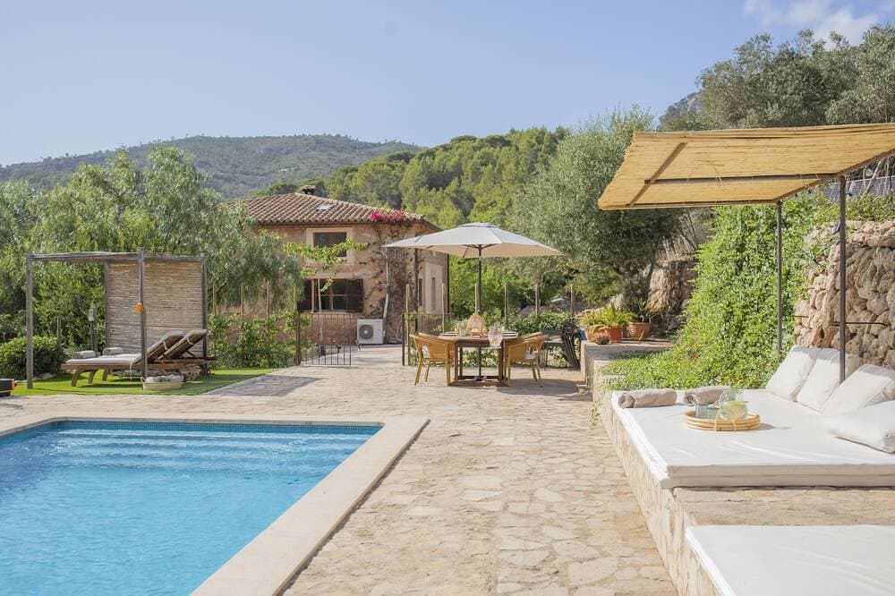 Splendid Villa With Nice Views Over the Valley 1