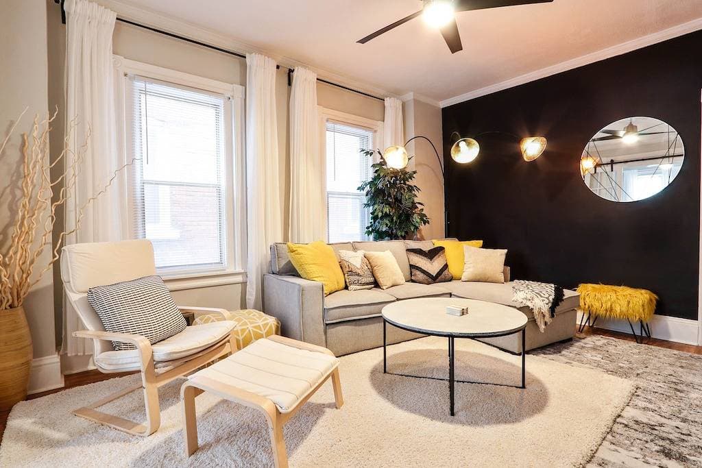 Foto 10 von 15: The Downtown Bee: Cozy & charming escape steps from Main Street Bethlehem!