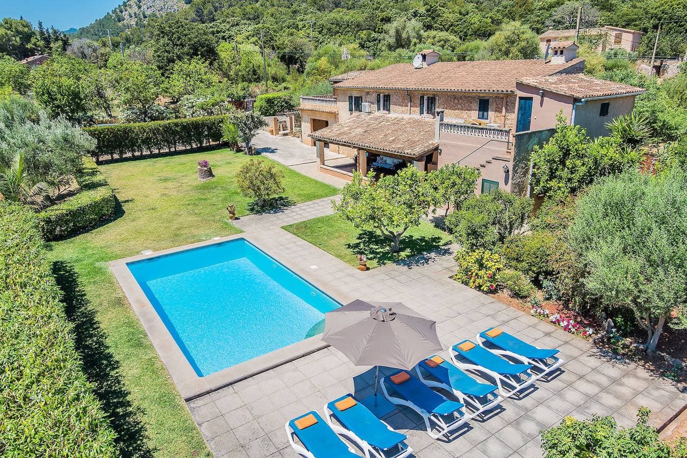 Foto 2 von 27: Villa Cati mit Blick aufs Land, Pool, Garten, Klimaanlage und WLAN