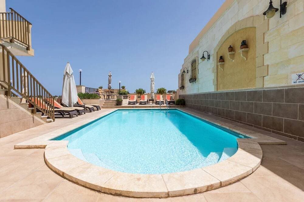 Superb villa 3, inviting pool and spacious outside space.Fully airconditioned. 1