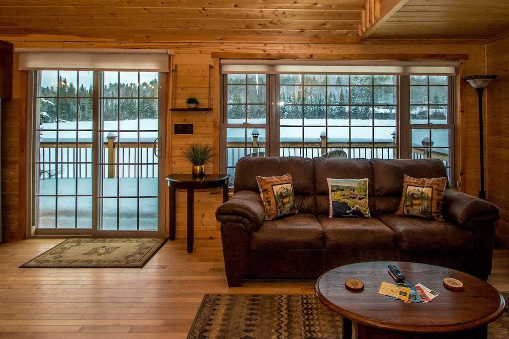 Foto 2 von 8: Serene Lakefront Cabin