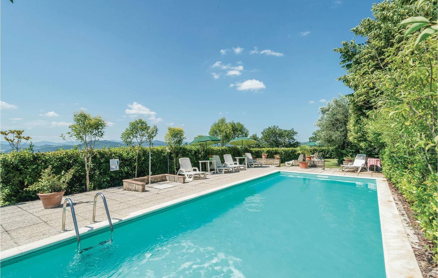 Foto 8 von 27: Rückzugsort am Pool mit Parkplatz und Küche