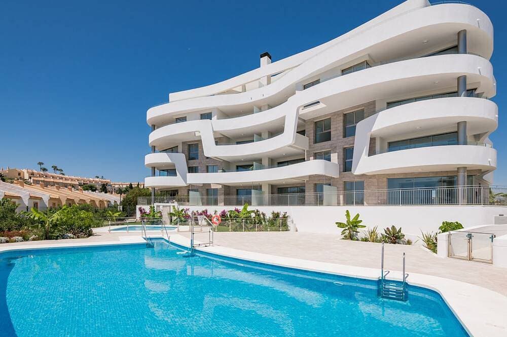 Wonderful sea views, super modern building with swimming pool and gym. 1