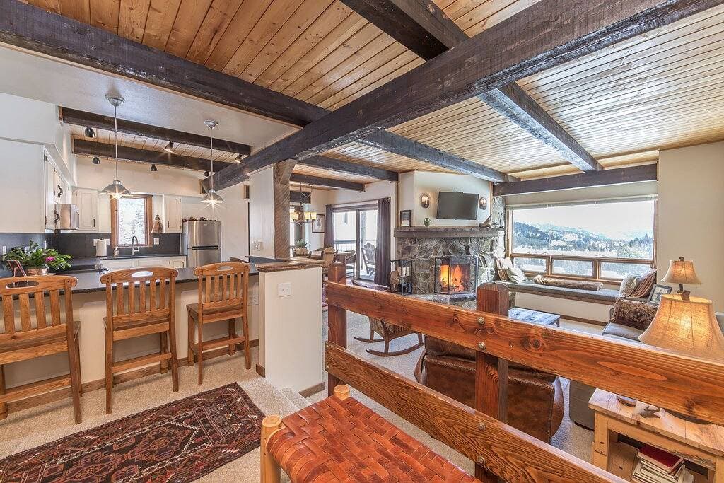 Foto 5 von 44: Neu Renoviert! Ski-in, Ski-out, 2 Schlafzimmer / 2 Bäder direkt an der Piste.