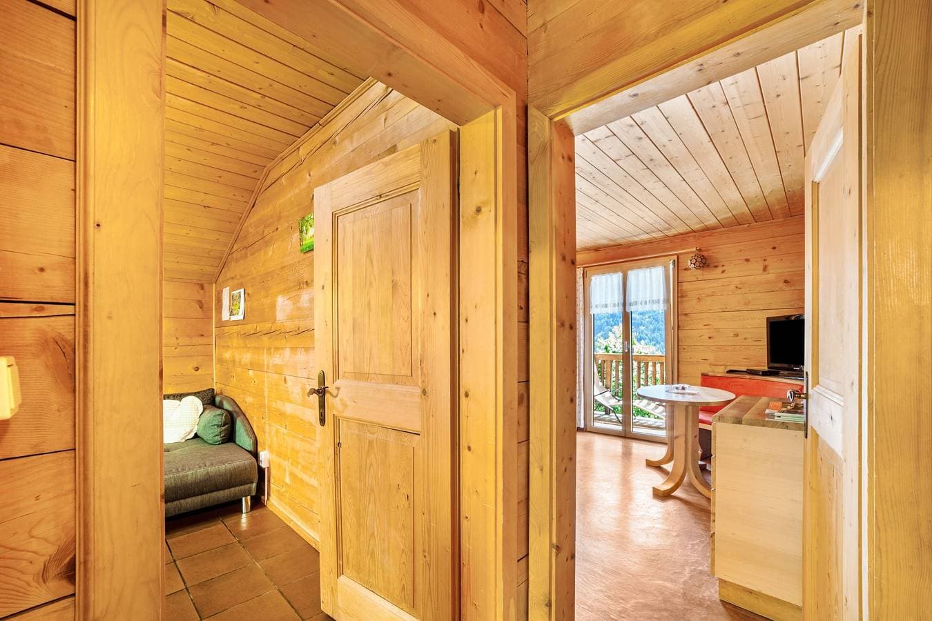 Foto 8 von 34: Ferienwohnung 'Almbergerhof Wohnung Hirzer' mit Bergblick und Balkon