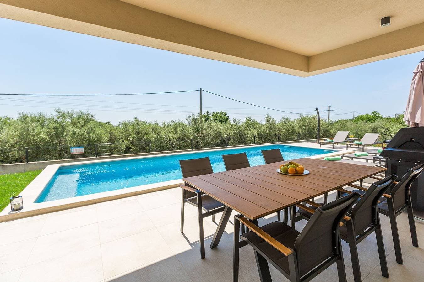 Foto 4 von 39: Neue und hundefreundliche Villa mit Panorama-Meerblick, Privatpool, Grillbereich, Babybett, Waschmaschine