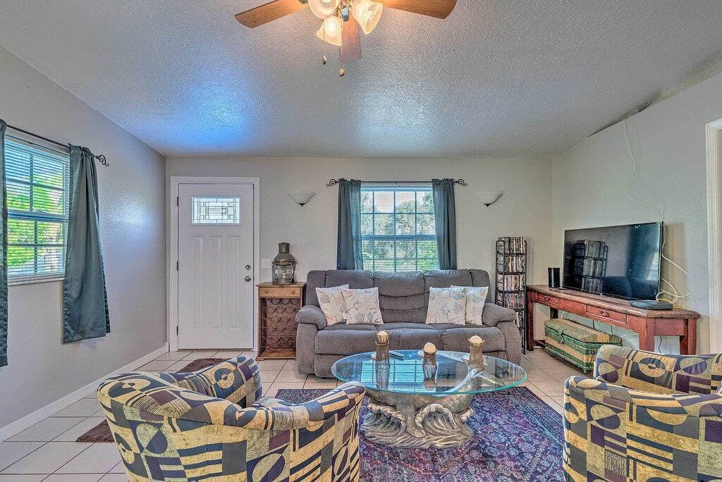 Foto 2 von 25: 2 Mi to Beach: Canal-Front Home in Hudson!