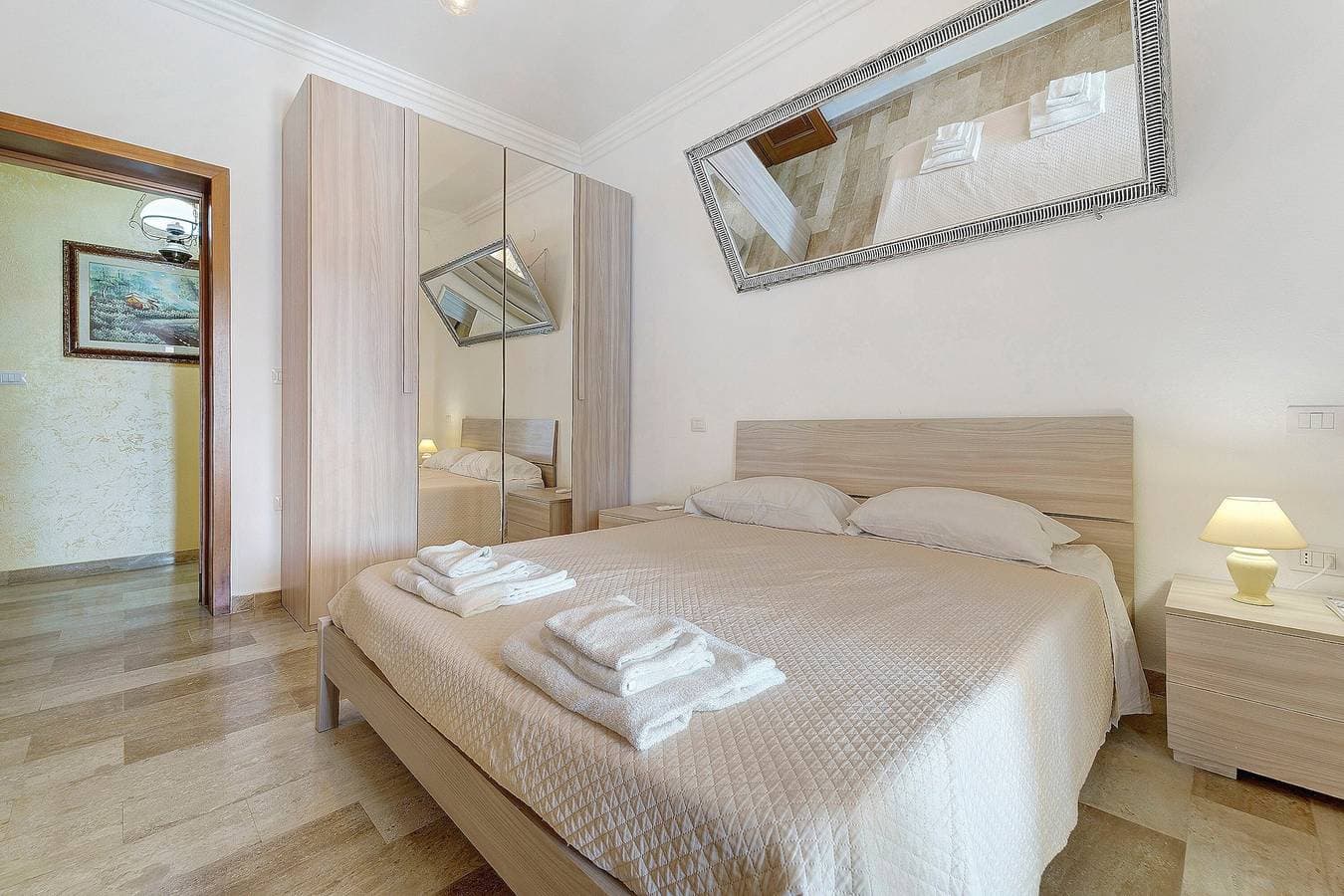 Foto 8 von 18: Villa Nuragica – Zimmer mit privatem Bad und Poolblick