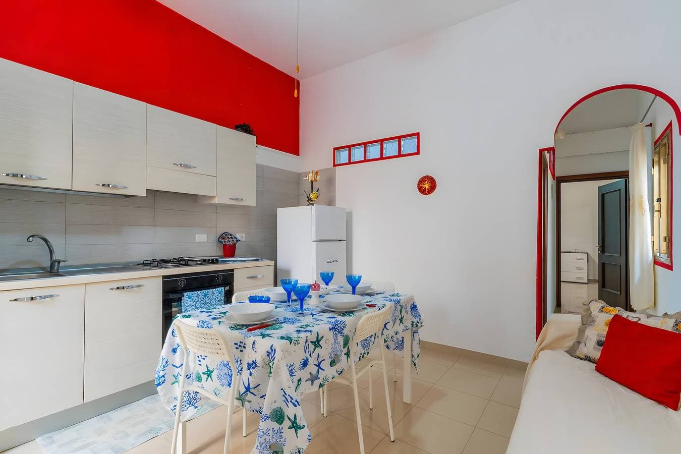 Foto 13 von 28: Ferienwohnung 'Due Passi Dal Mare' mit Meerblick, Gemeinschaftsterrasse und Klimaanlage