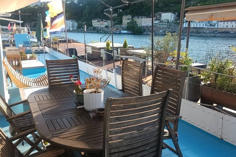 Foto 4 von 11: Atypical Comfort Room On A Barge On The River Saone