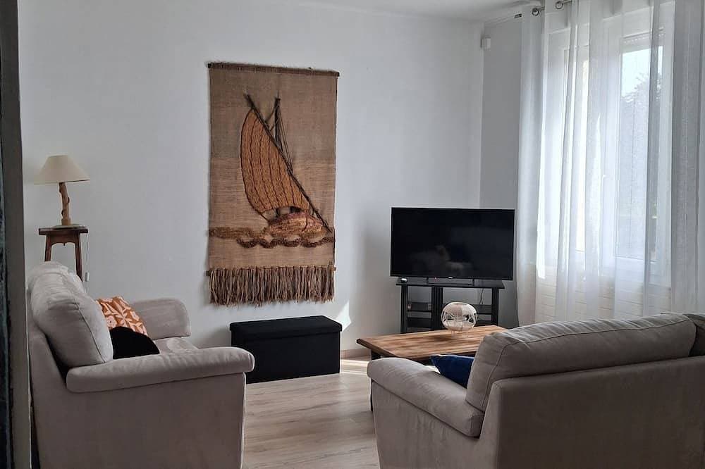 Renovated house with terrace next to the owners 1