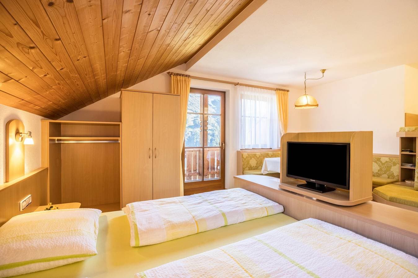 Foto 7 von 29: Ferienwohnung "Kuglerhof 2" mit Bergblick, WLAN, Balkon, Terrasse & Garten; haustierfreundlich