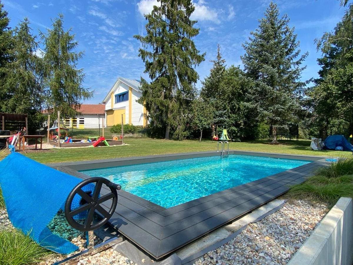 helle Ferienwohnung in Architektenhaus mit Garten und beheiztem Außenpool 1