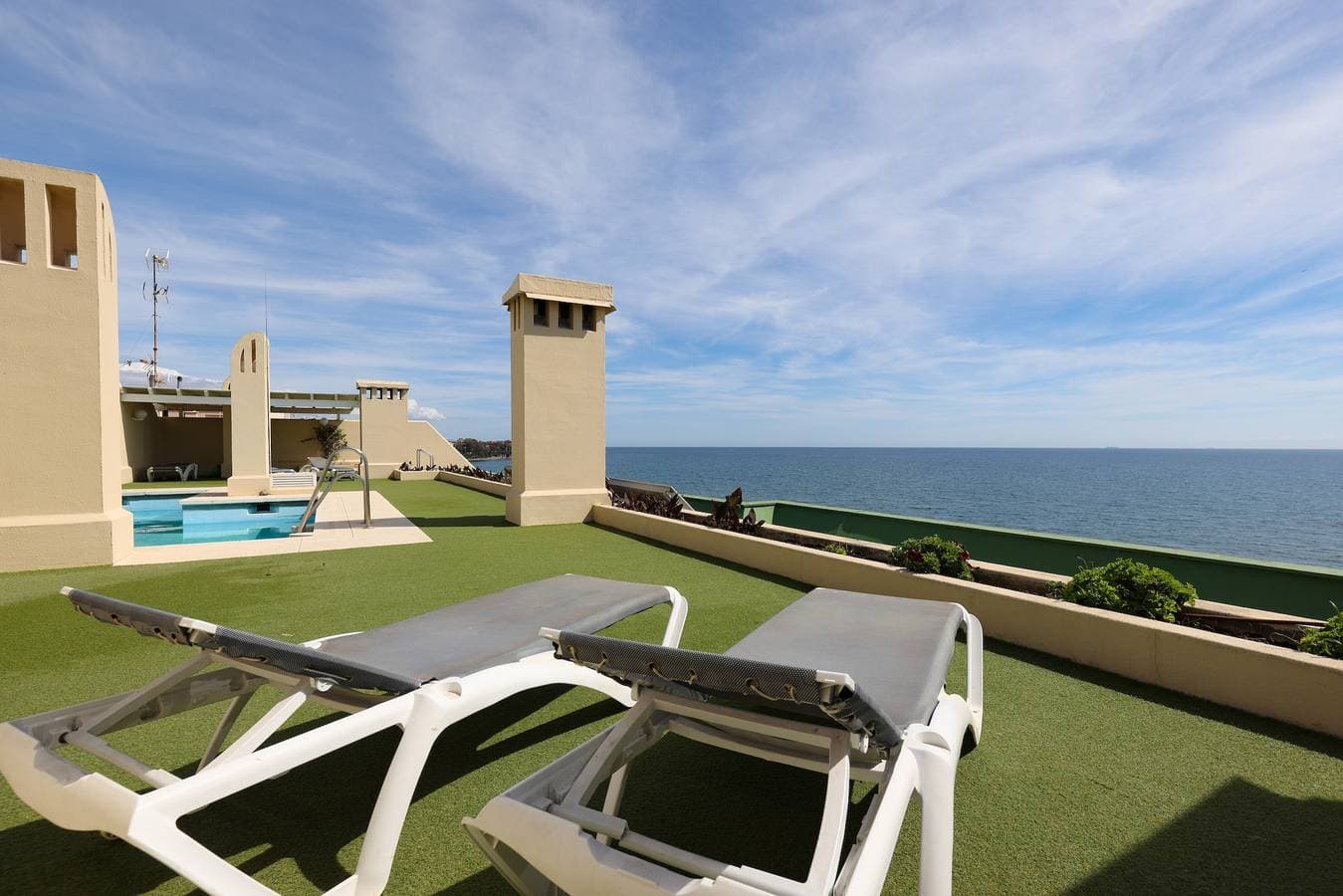 Foto 3 von 28: "Ferienwohnung- Auto inklusive" Am Strand mit Meerblick, Pool, WLAN, Klimaanlage & Balkon