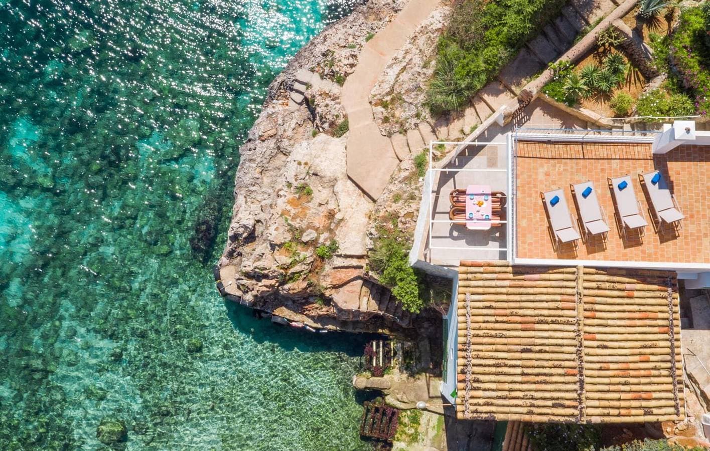 Foto 3 von 27: Gemütliches Strandappartement mit Terrasse - Blick auf Cala Llombards