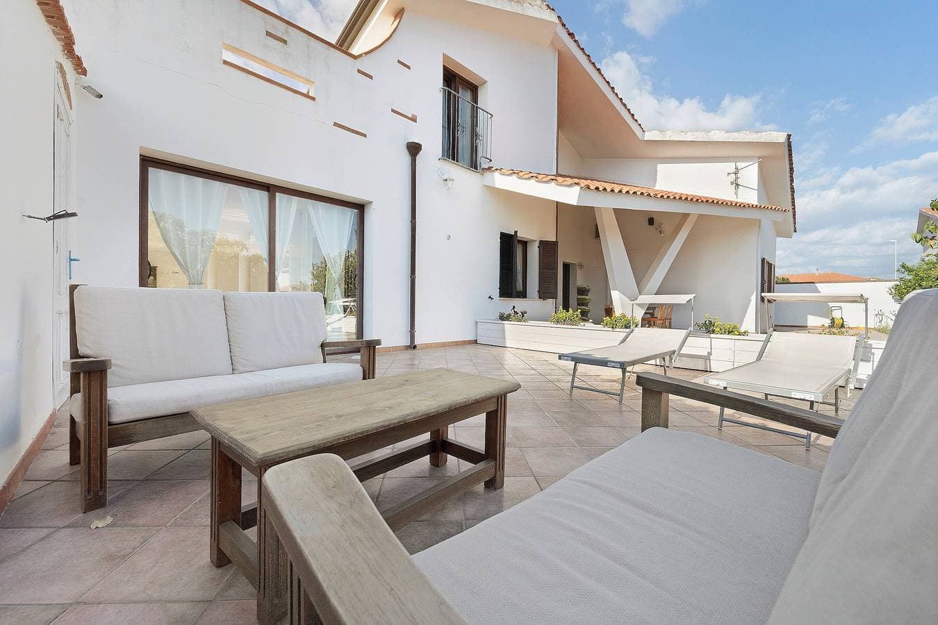 Foto 5 von 18: Villa Nuragica – Zimmer mit privatem Bad und Poolblick