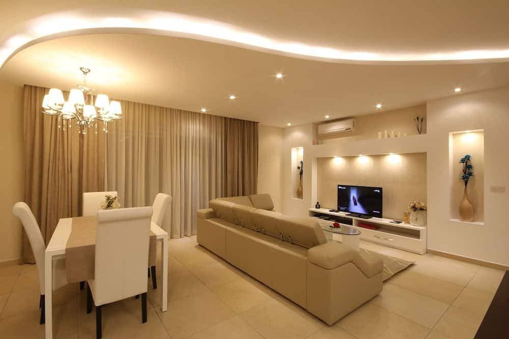 Elegante, gehobene und geräumige Eckwohnung mit 2 Schlafzimmern und Gemeinschaftspool 1