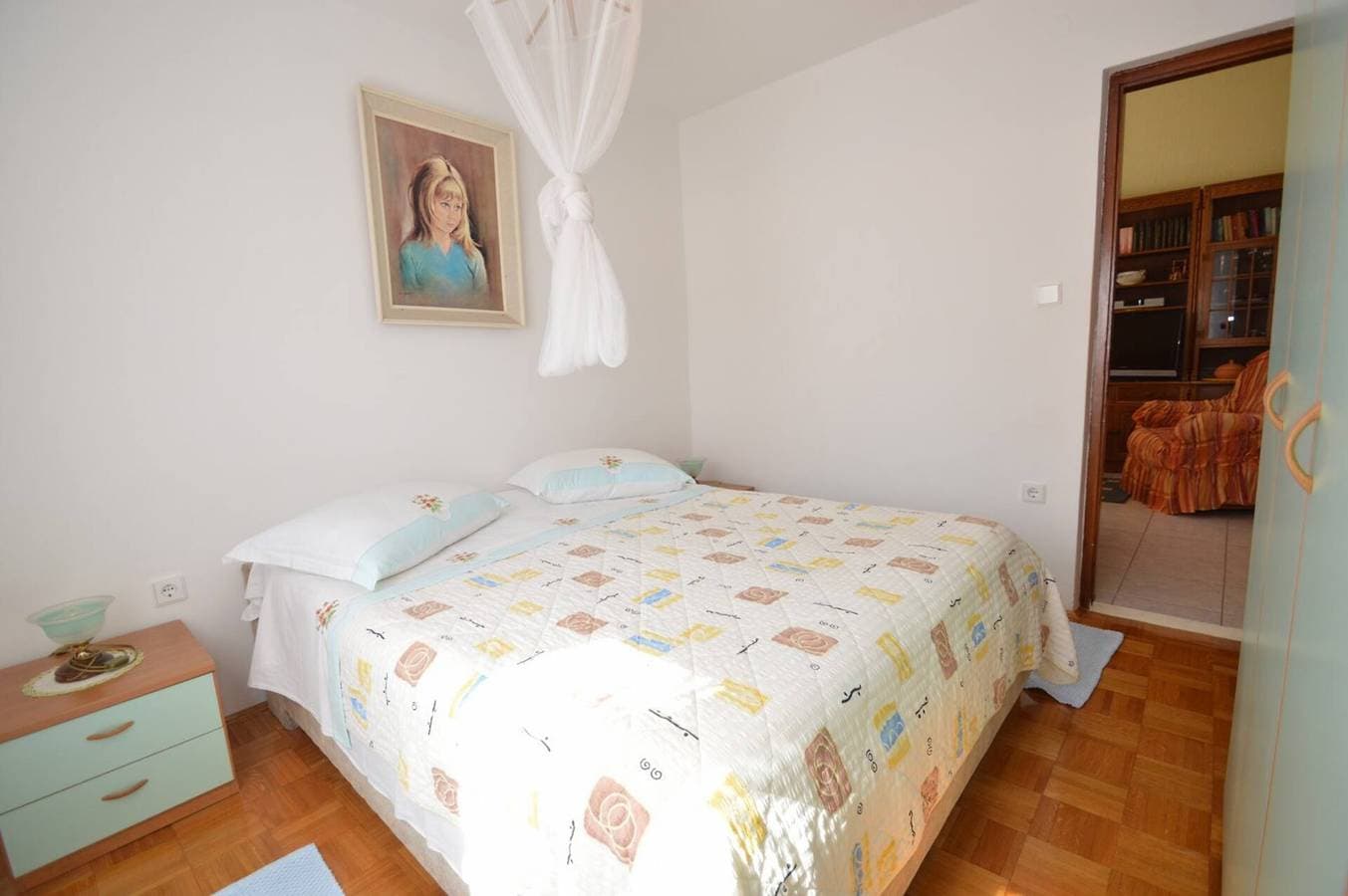 Foto 2 von 16: Apartment Franka 1, Wohnfläche 84 m2. Es verfügt über zwei Schlafzimmer, ein Badezimmer mit Badewanne, ein Wohnzimmer, ein Esszimmer und eine Küche. Das Apartment verfügt über eine große Terrasse und einen privaten Parkplatz.