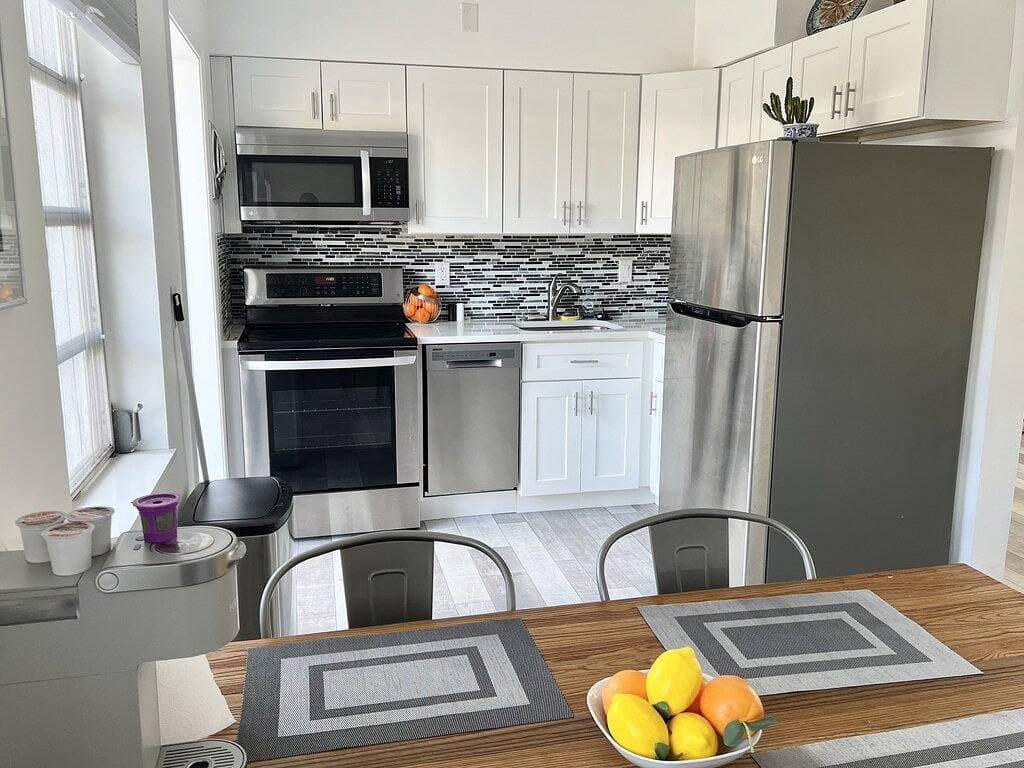 2 Bedroom Lovely, Bright & Comfy Walk to Beach - Private, Yard, Parking 1