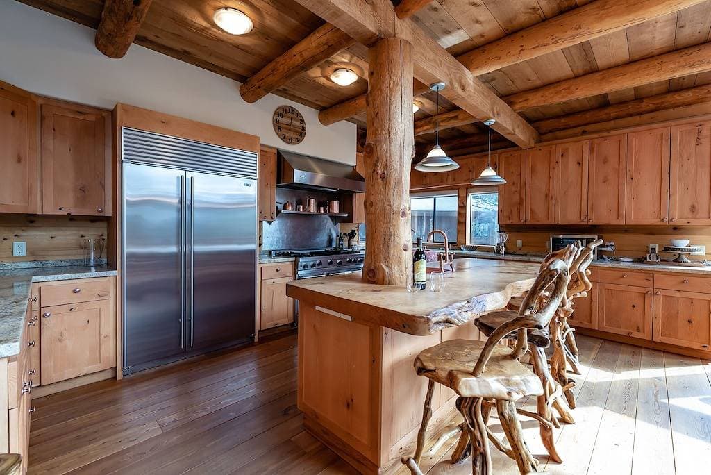Waterfall Lodge ~ Yellowstone Vibes + AC + Space 1