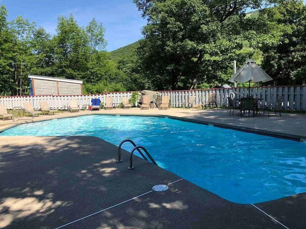 Foto 8 von 50: Cozy Studio | Private Balcony | Indoor Pool, Hot Tub & Game Room | Near Loon