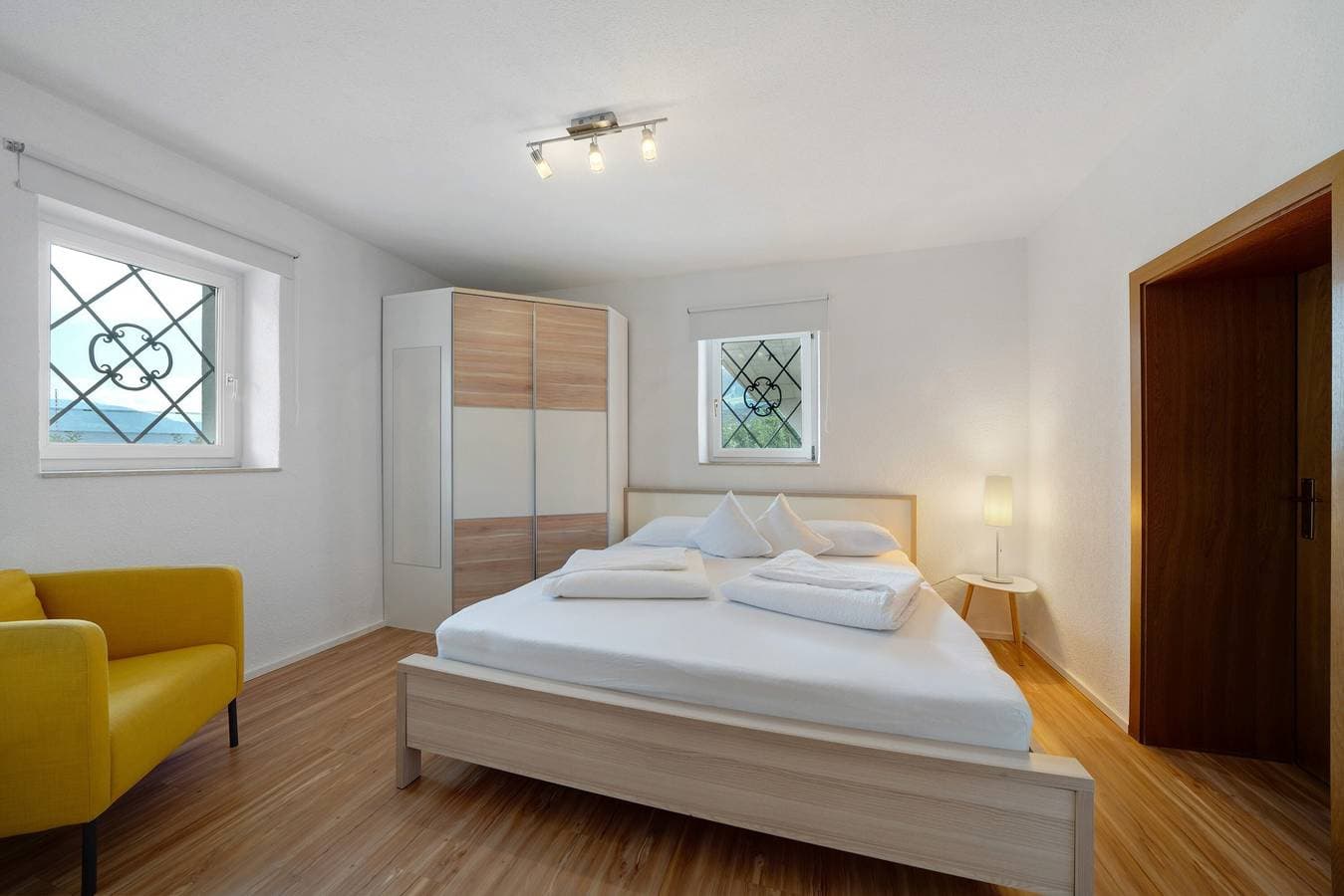 Foto 11 von 22: Ferienwohnung "Mayenburg" mit Bergblick, Gemeinschaftsgarten und Pool