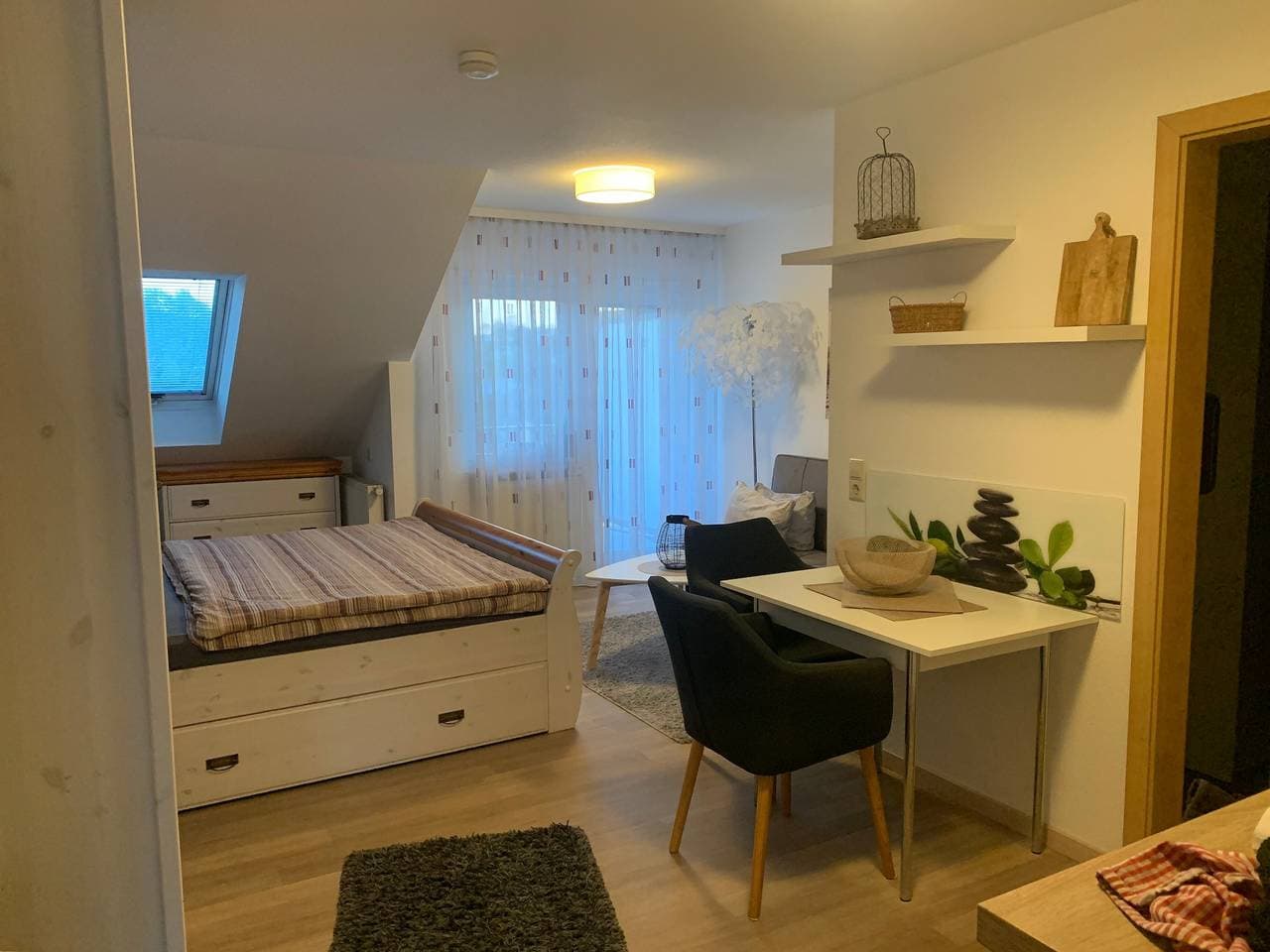 Foto 12 von 17: Kleine Ferienwohnung mit Seeblick, Balkon und Wi-Fi