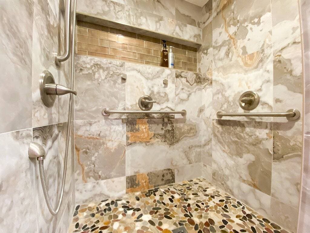 Foto 2 von 50: Close to Downtown*Luxe-Beautiful Shower-Pets!