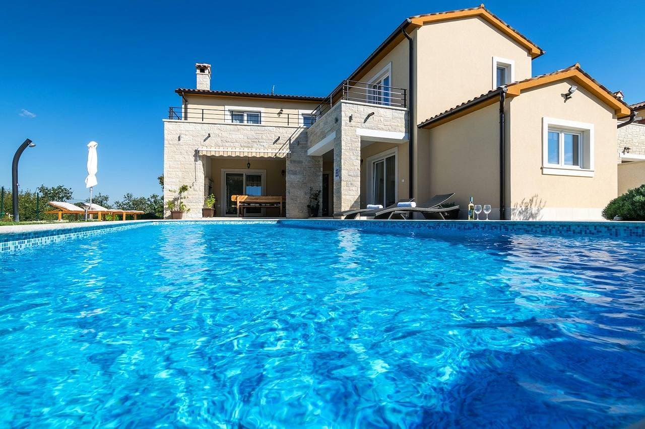 Foto 2 von 40: Privatem Pool, Sauna, Whirlpool, Spa-Bereich, Billardtisch, Tischtennis.