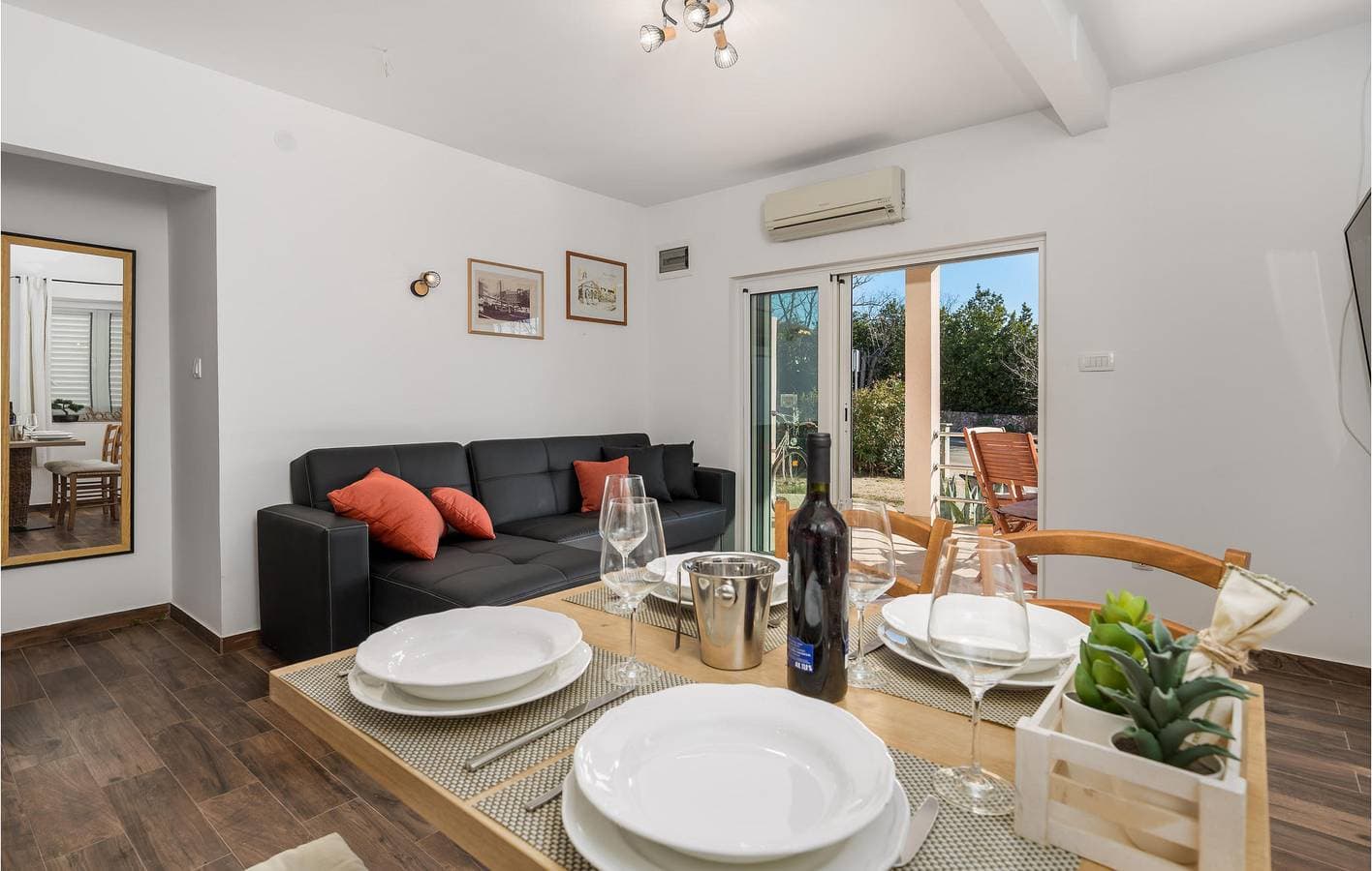 Foto 4 von 26: Gemütliche Ferienwohnung mit Terrasse in der Nähe eines Bistros und der Küste in Cres