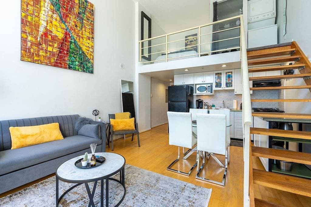 Foto 5 von 13: Modern Downtown Vancouver Loft. Parking included.