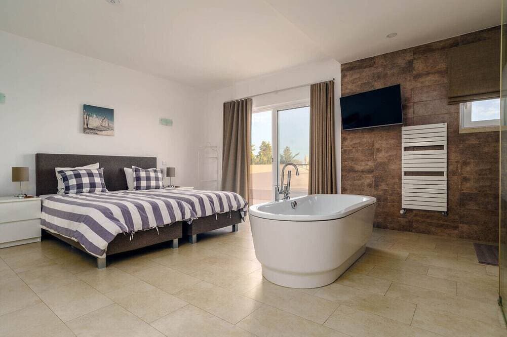 Foto 2 von 30: Casa Rosa - Heated Pool & Sea Views