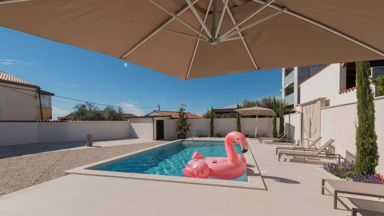 Foto 9 von 35: Villa mit Swimmingpool und Grill