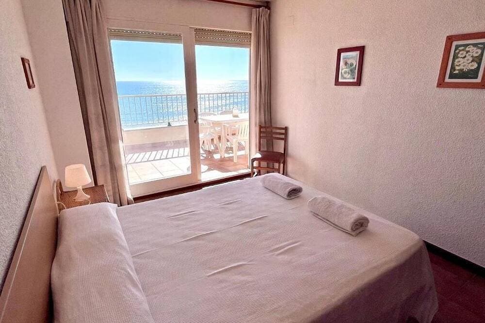 Foto 3 von 26: Geräumiges 3-Zimmer-Apartment direkt am Strand. Rodes-71