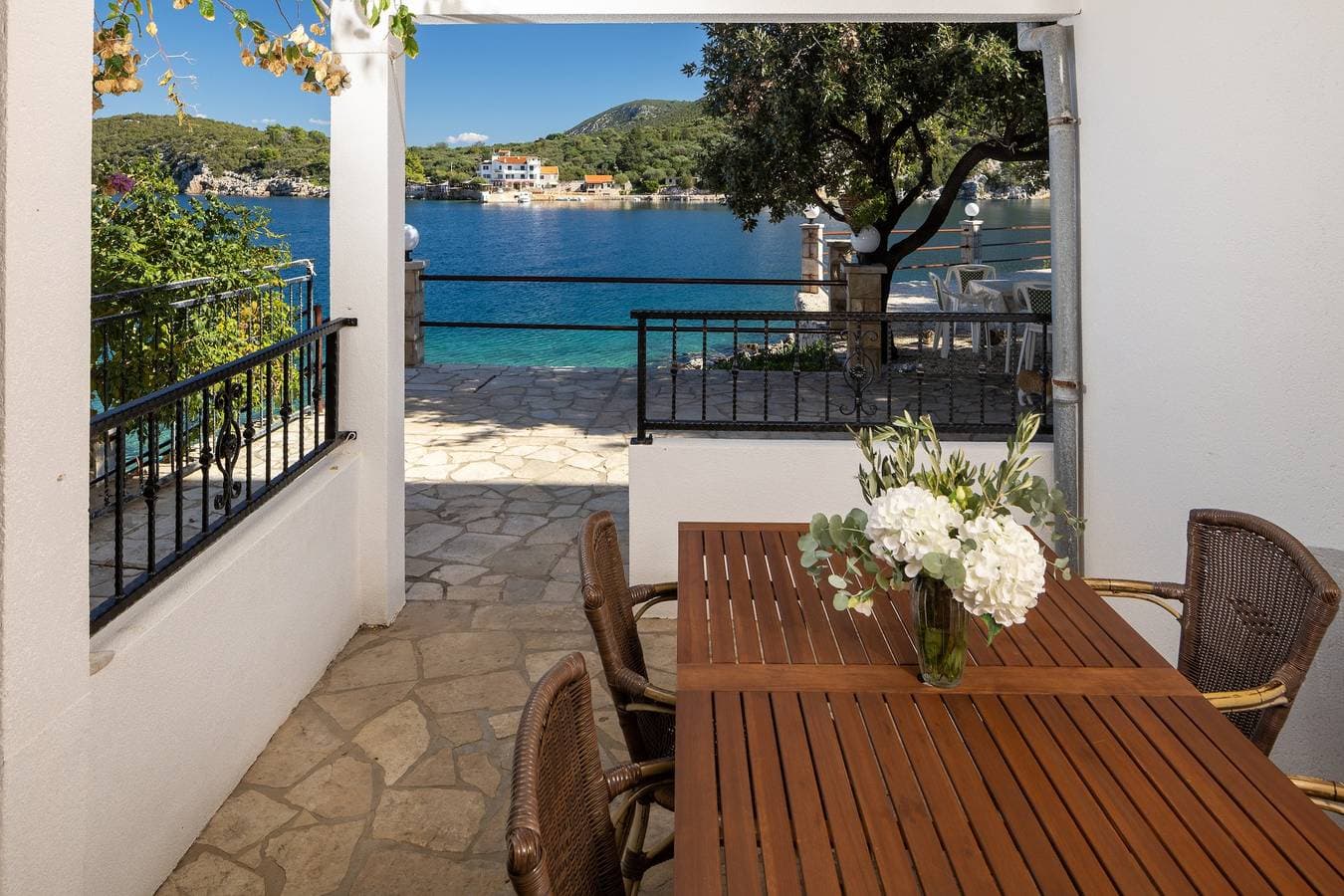 1-Zimmer-Ferienwohnung am Strand Bucht Pokrivenik, Hvar A-10419-a 1
