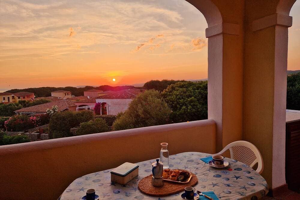 Foto 11 von 11: Within walking distance of the beautiful Vignola beach, with panoramic terrace.