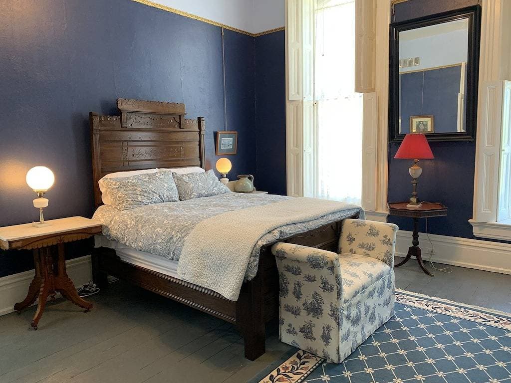 Foto 8 von 13: Historic Mansion, Minutes from Downtown