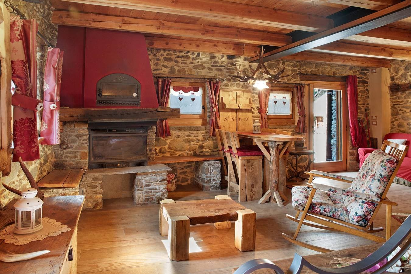 Foto 12 von 33: Deluxe-Zimmer „Chalet Cuore Selvatico“ mit Bergblick, Terrasse und privatem Garten