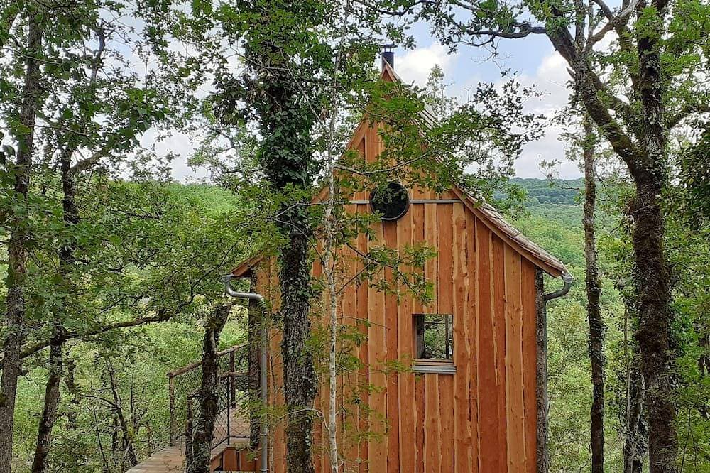 Wooden tree house 1