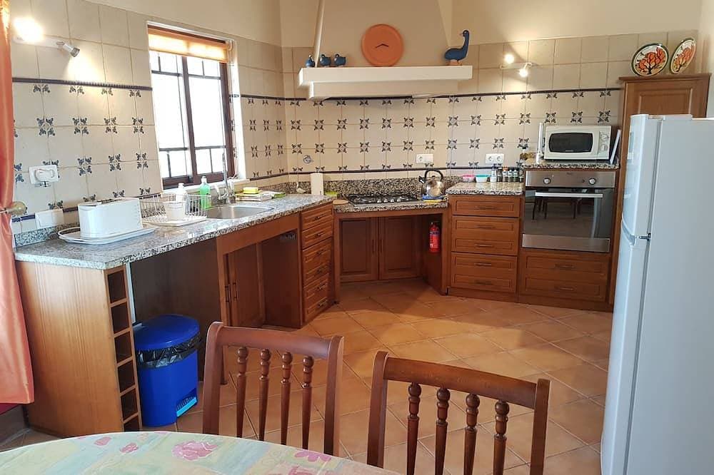 Foto 8 von 16: Spacious luxury country house. Shared pool. Fully wheelchair accessible