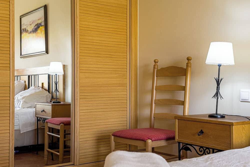 Foto 2 von 30: 2 bedroom apartment with swimming pool 2m from Sra. da Rocha beach.