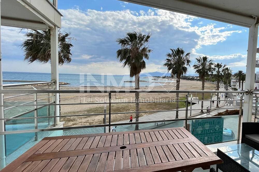 Nice appartment situated on the sea front. 1