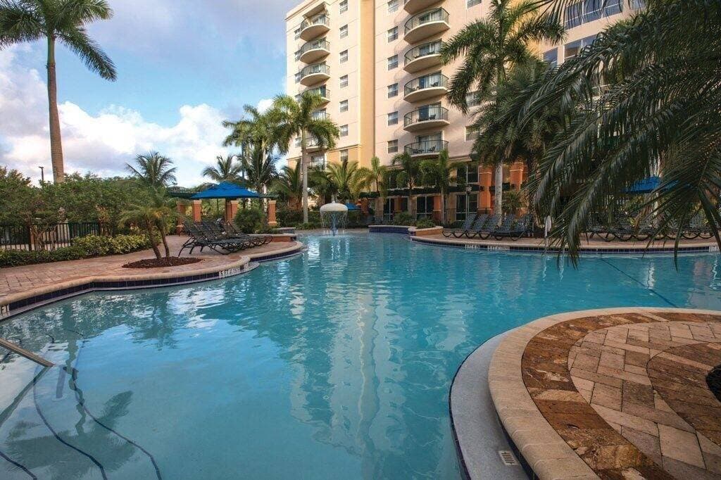 Foto 5 von 50: Pompano Beach | Couples Golf Getaway | Pool + Golf