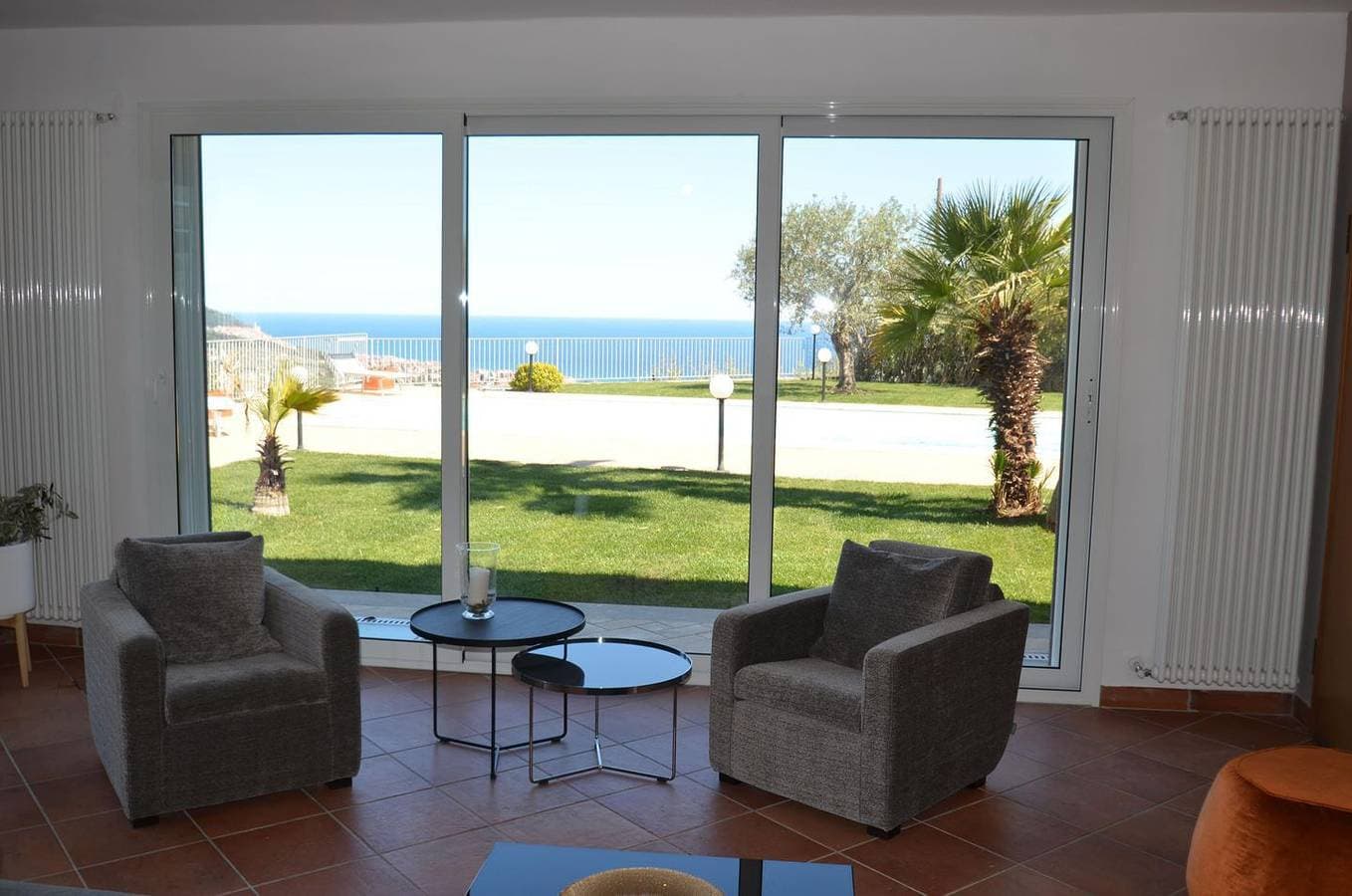 Foto 4 von 39: Elegante Pool-Villa mit fantastischem Meerblick und Garten