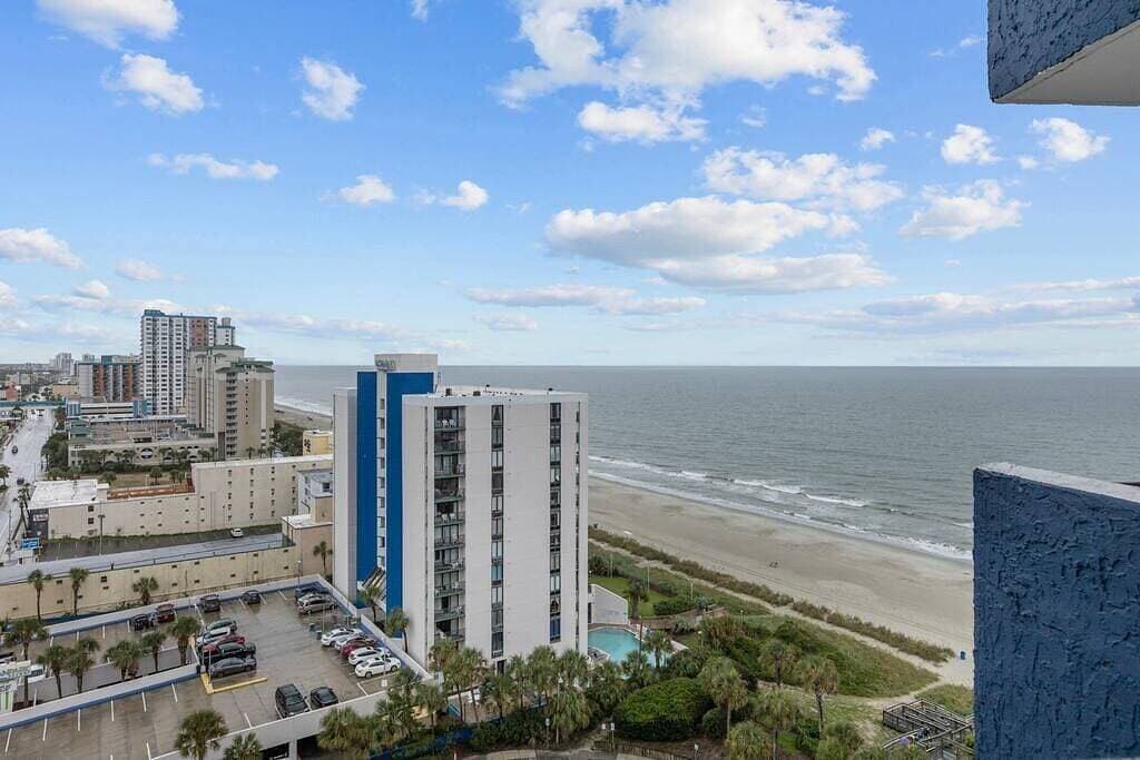 Foto 11 von 46: Renovated Condo with Gorgeous Ocean Views